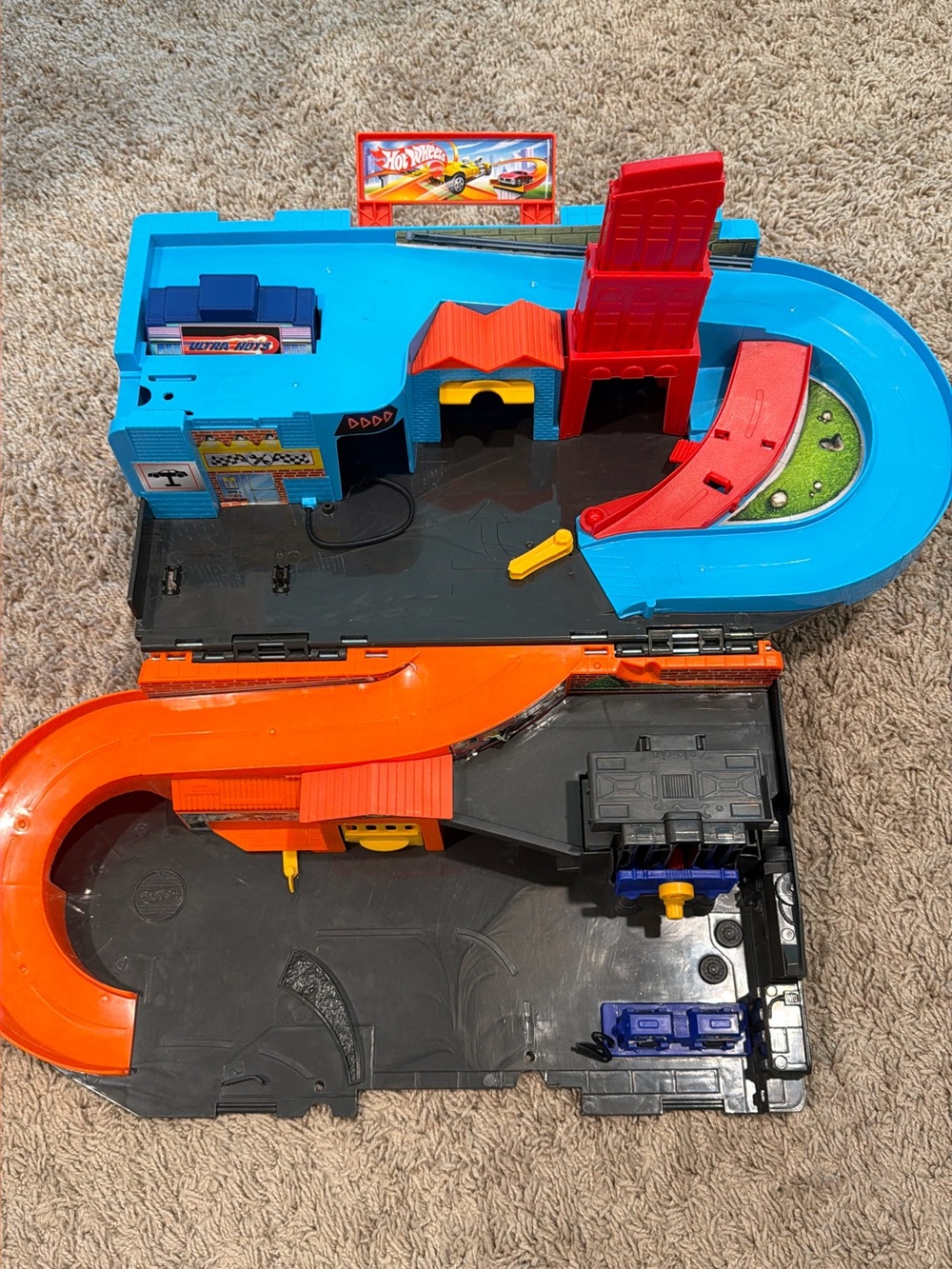 Hot Wheels Fold-Out Race Playset - Blue, Red, Orange